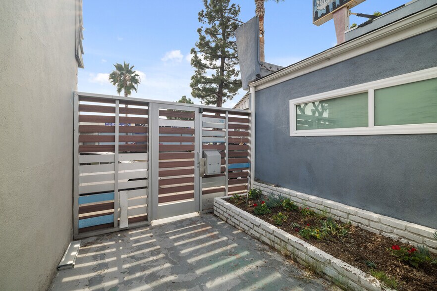 More Photos Of 5709 E Beverly Blvd, Los Angeles Office Residential For Lease