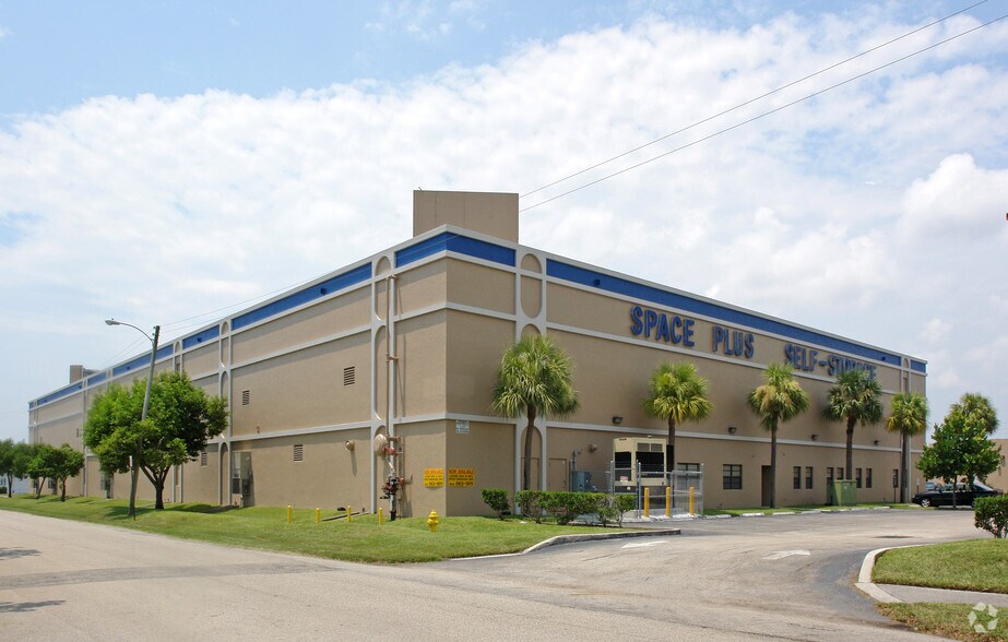 More Photos Of 4950 N Dixie Hwy, Oakland Park Self Storage For Lease