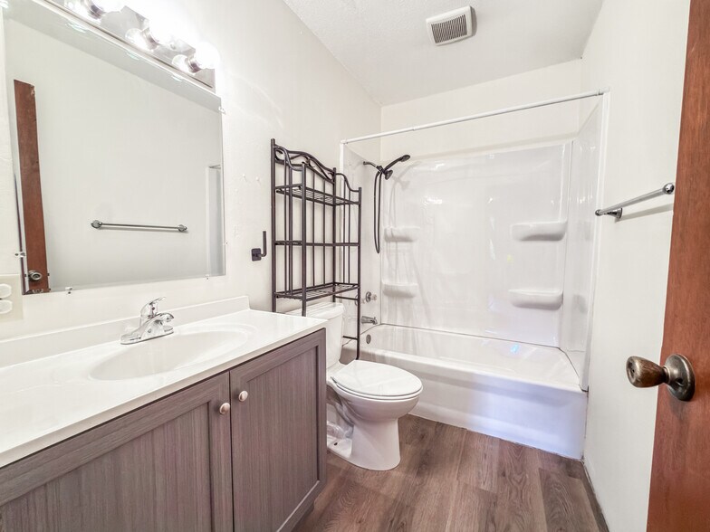 More Photos Of 204 N Walnut St, La Monte Multifamily For Sale