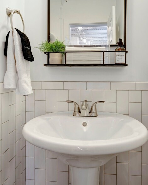 More Photos Of 2420 Cruzen St, Nashville Office For Sale