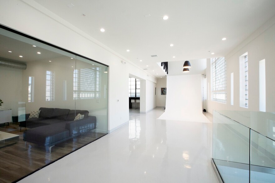 More Photos Of 10824 Burbank Blvd, North Hollywood Warehouse For Lease