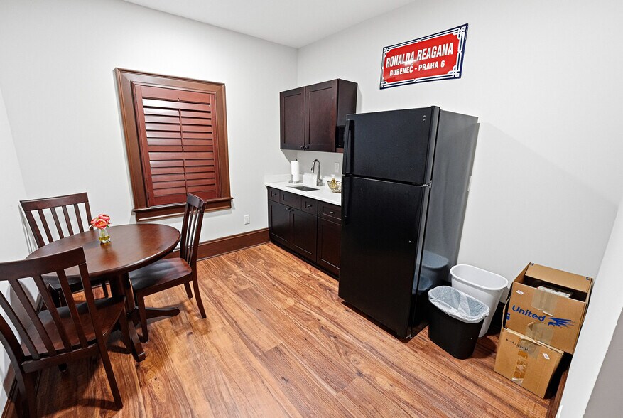 More Photos Of 207 Queen Elizabeth Ave, Manteo Storefront Retail Residential For Sale