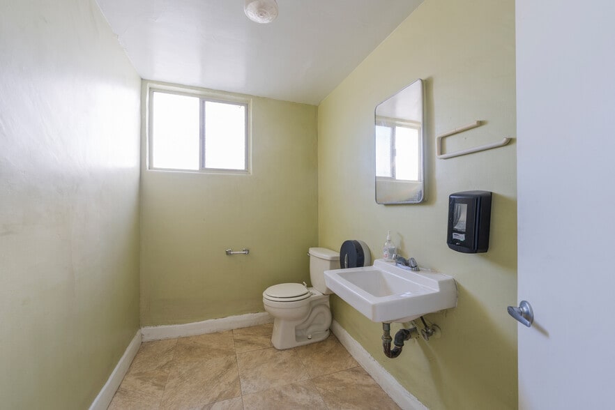 More Photos Of 440 N Marine Ave, Wilmington Warehouse For Lease