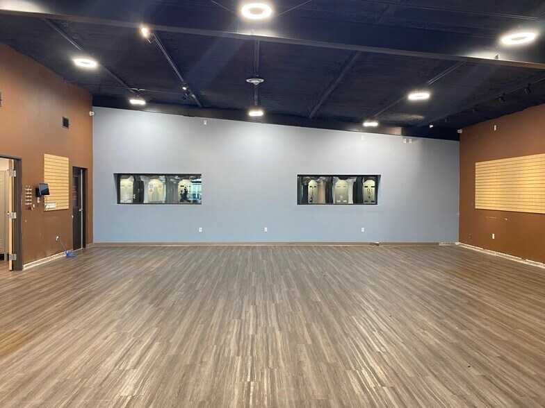 More Photos Of 5040 S Loop 340, Robinson Storefront Retail Office For Sale