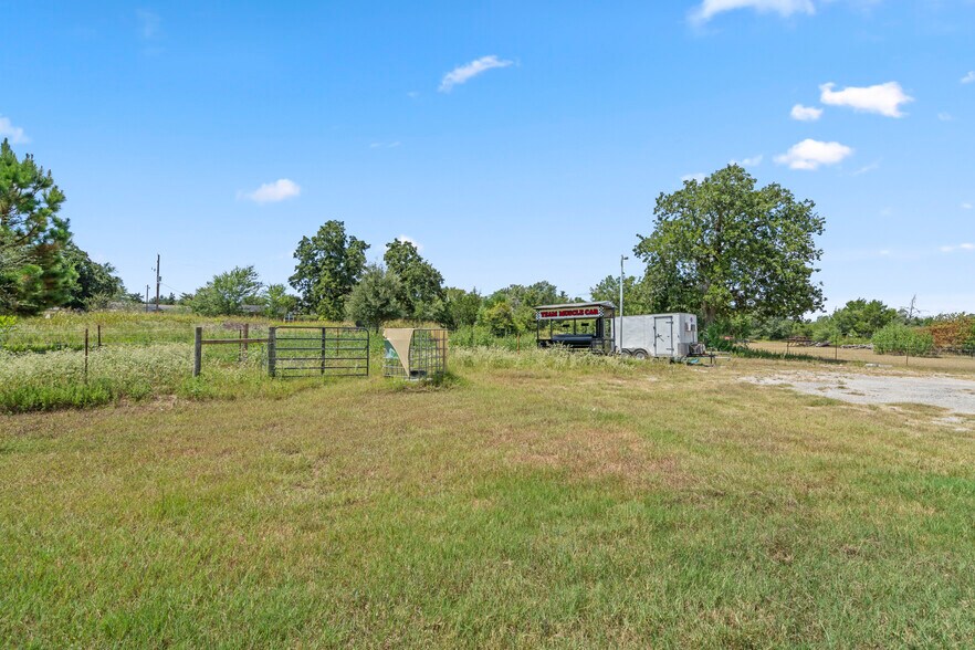 More Photos Of 9772 FM 1696 Rd, Bedias Storefront For Sale
