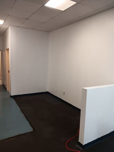 More Photos Of 40988 Highway 77, Ashland General Retail For Lease