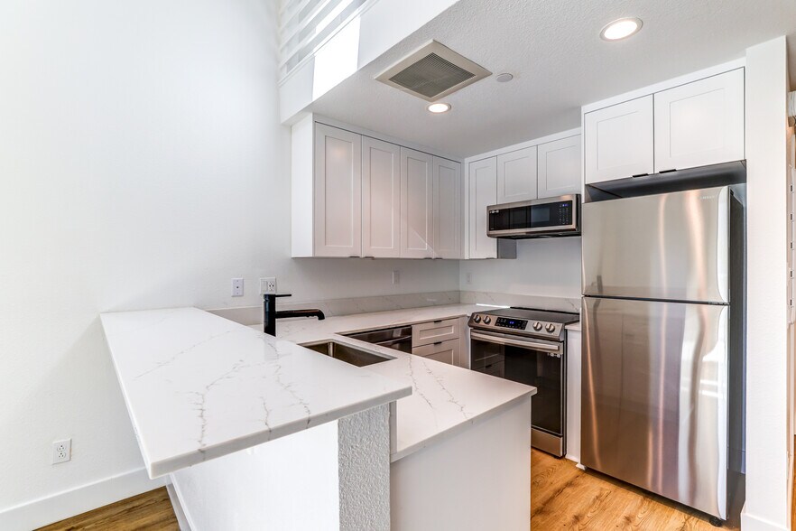 More Photos Of 7606 Girard Ave, La Jolla Apartments For Sale