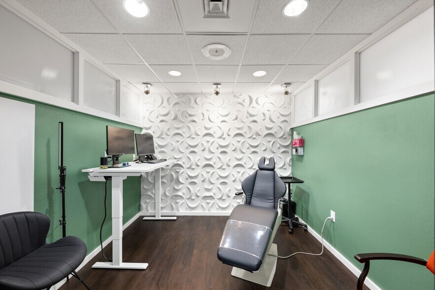 More Photos Of 5718 Balcones Dr, Austin Medical For Sale