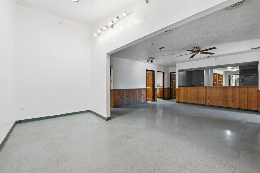 More Photos Of 42160 N Shore Dr, Big Bear City Veterinarian Kennel For Sale