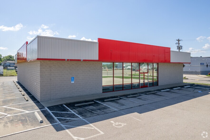Primary Photo Of 65 N University Blvd, Middletown Showroom For Lease