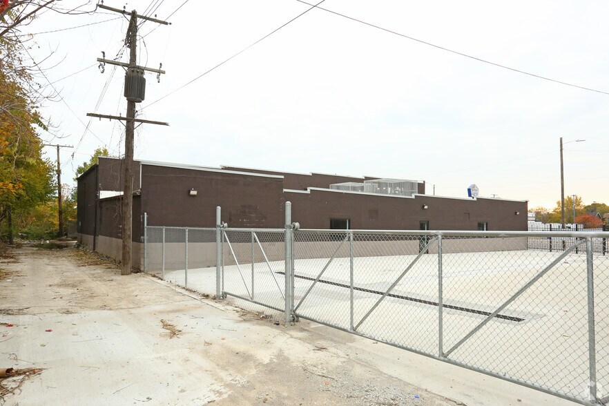 More Photos Of 2744 W Davison, Detroit Warehouse For Lease