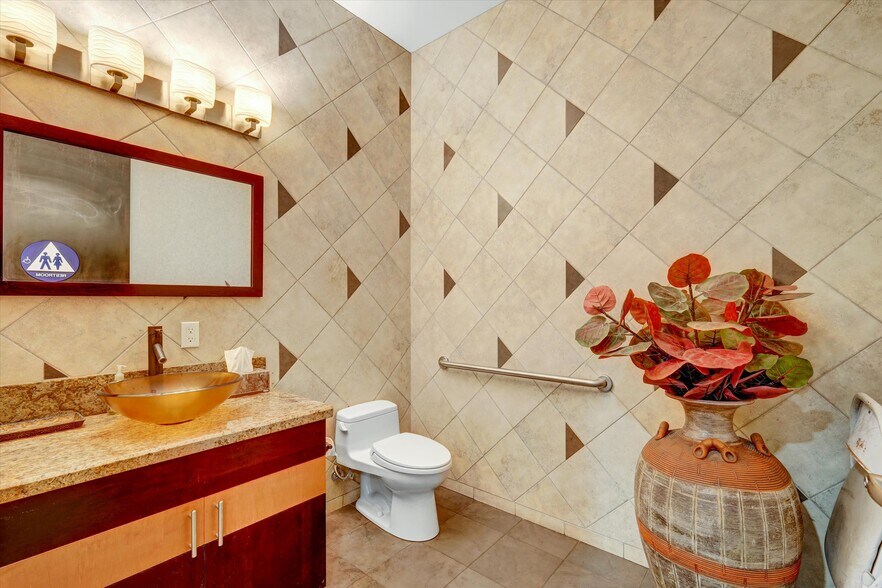 More Photos Of 250 S Pacific St, San Marcos Flex For Sale