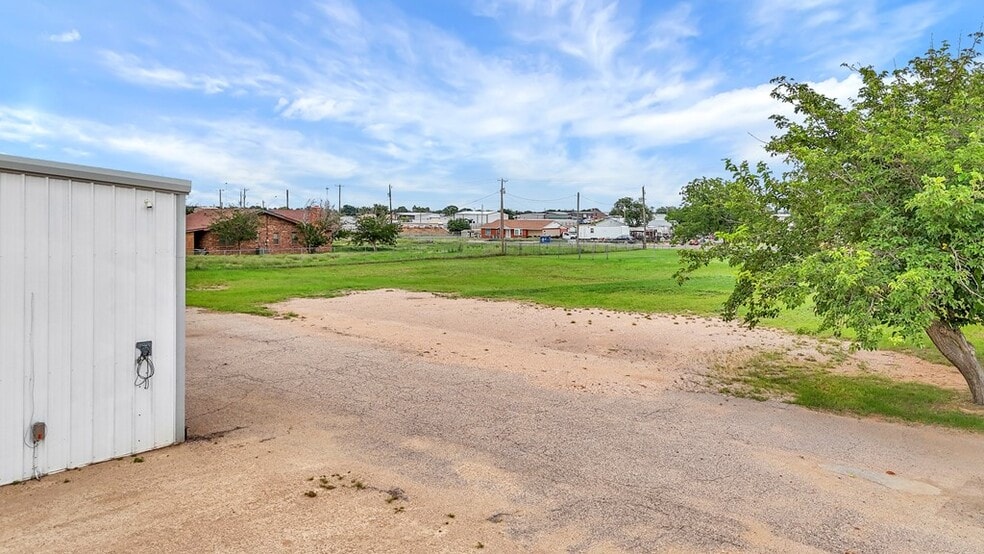 More Photos Of 1418 W County Road 140, Midland Warehouse For Lease
