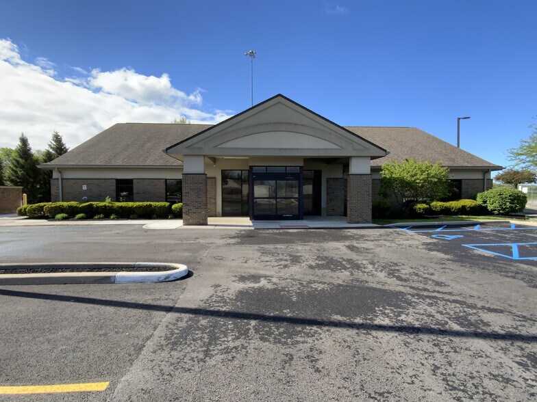 Primary Photo Of 5871 Monclova Rd, Maumee Medical For Lease