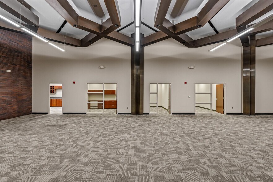 More Photos Of 400 Texas St, Shreveport Office For Sale