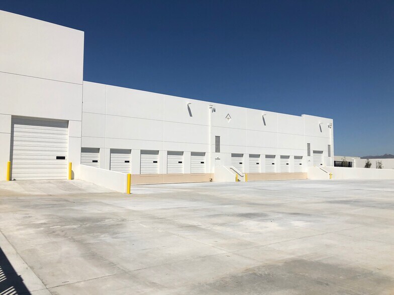 More Photos Of 212 Markham St, Perris Warehouse For Lease