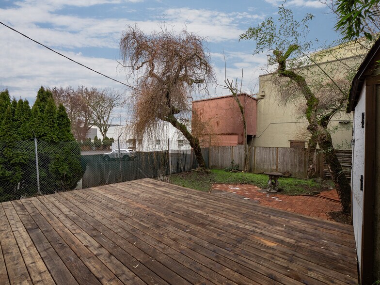 More Photos Of 317 NE Sacramento St, Portland Office For Sale