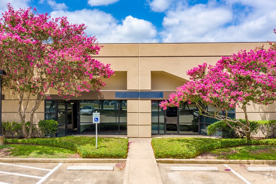 More Photos Of 6850-6862 Alamo Downs Pky, San Antonio Flex For Lease