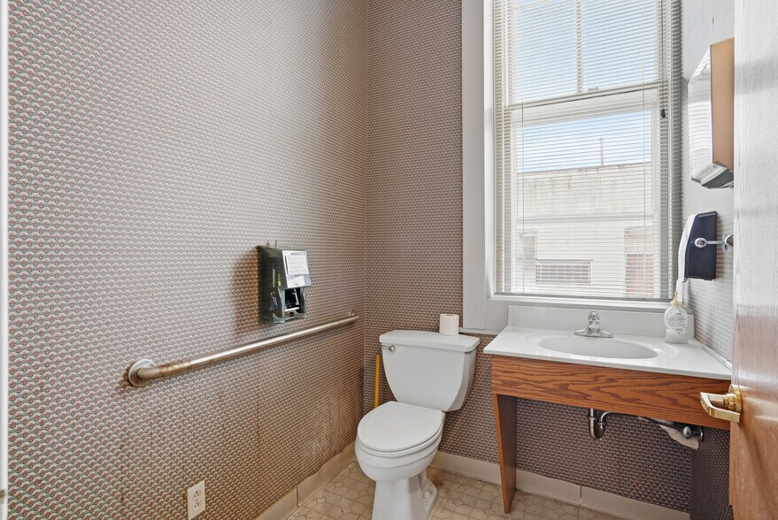 More Photos Of 115 E 5th St, Fulton Office For Sale