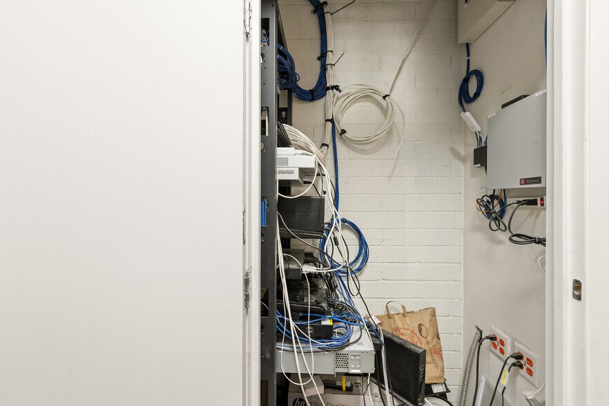 More Photos Of 3779 Cahuenga Blvd, Studio City Loft Creative Space For Sale