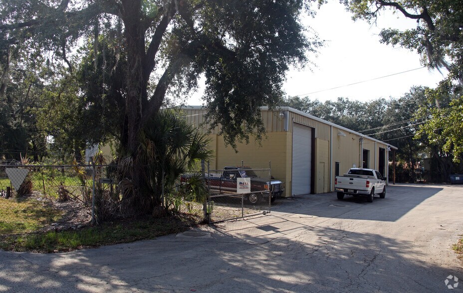 More Photos Of 2110 71st St, Tampa Warehouse For Lease