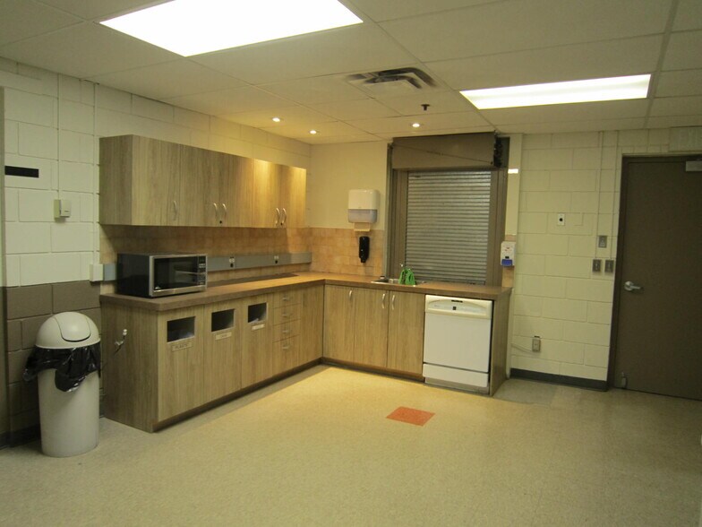 More Photos Of 1970 Merivale Rd, Ottawa Flex For Lease