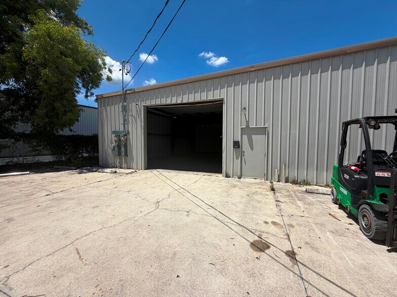 More Photos Of 17221 Alico Center Rd, Fort Myers Warehouse For Lease
