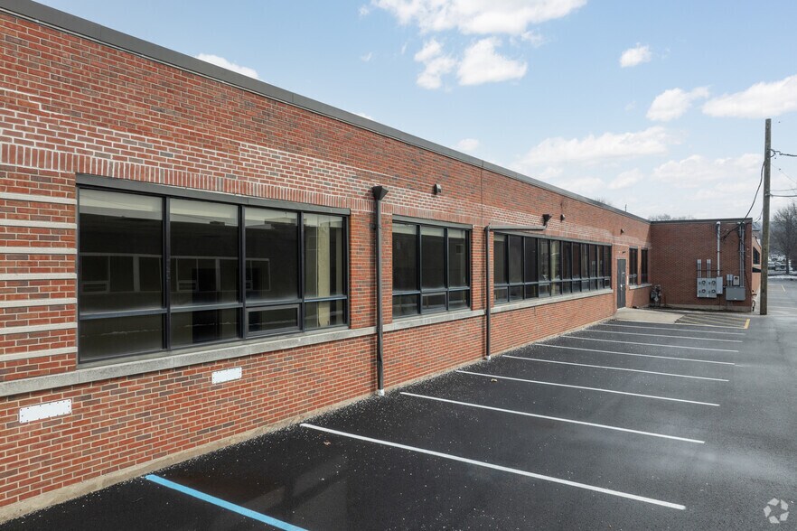 More Photos Of 475 S Dean St, Englewood Warehouse For Lease