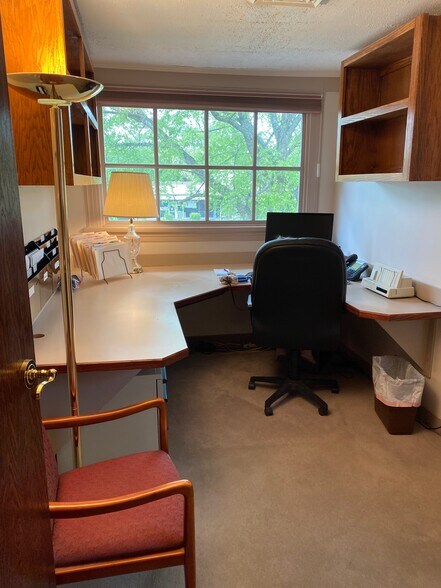 More Photos Of 8949 Manchester Rd, Brentwood Freestanding For Lease