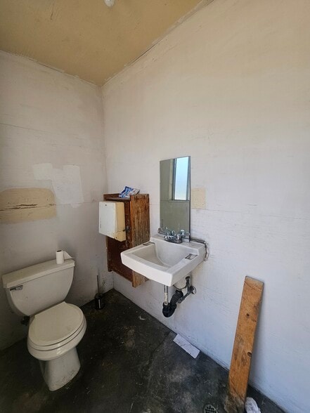 More Photos Of 1144 E Hyde Park Blvd, Inglewood Warehouse For Sale