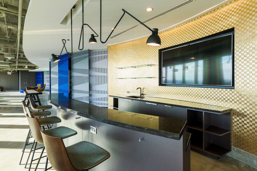 More Photos Of 550 W Jackson Blvd, Chicago Office For Lease