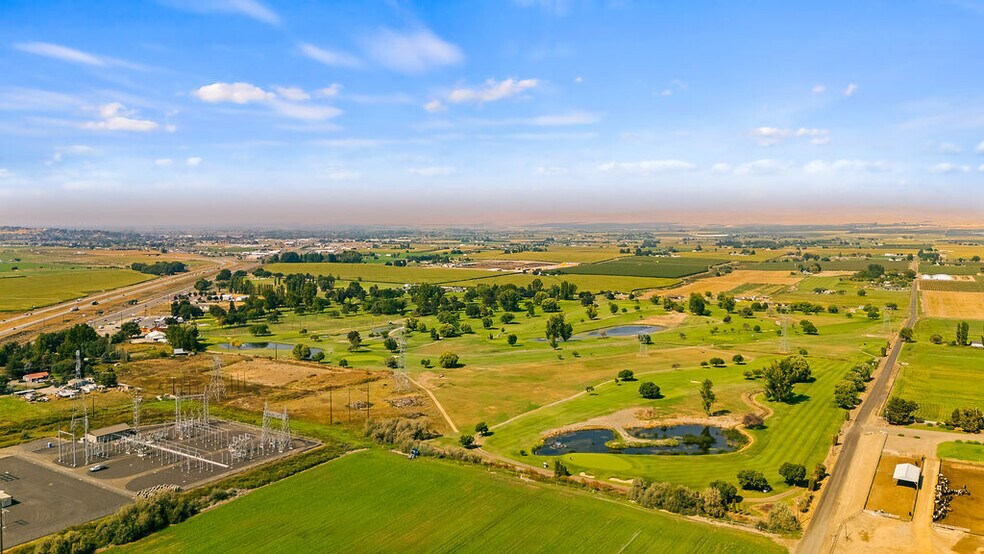 More Photos Of 31 Ray Rd, Sunnyside Sports And Entertainment For Sale