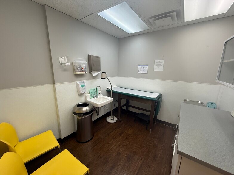 More Photos Of 4700 N 51st Ave, Phoenix Medical For Sale