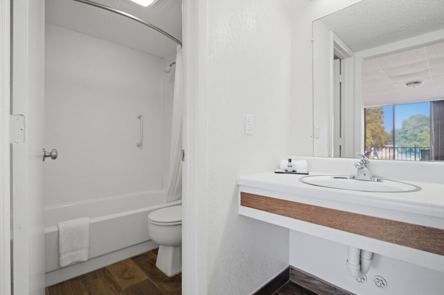 More Photos Of 100 W Wilson St, Valliant Hotel For Sale