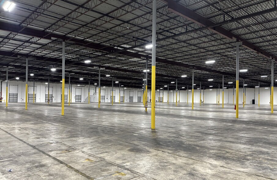 More Photos Of 7575 Chancellor Dr, Orlando Distribution For Lease