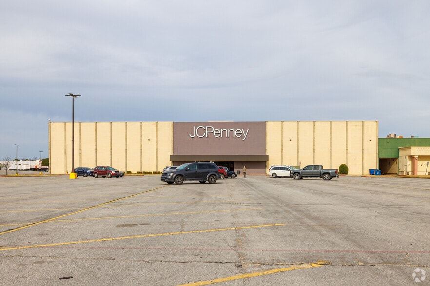 More Photos Of 5111 Rogers Ave, Fort Smith General Retail For Lease