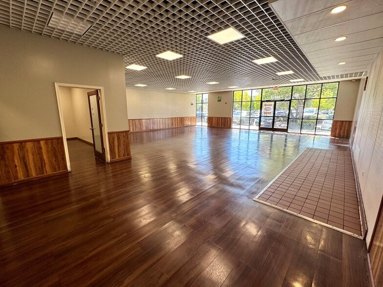 More Photos Of 24363 Southland Dr, Hayward Restaurant For Lease