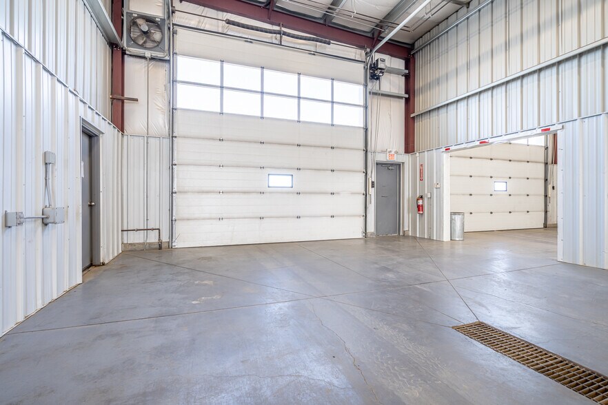 More Photos Of 4807 40 Av, Lloydminster Warehouse For Lease