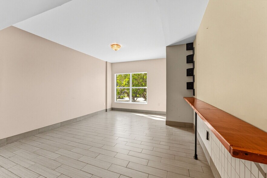 More Photos Of 3062 Beach Blvd S, Gulfport General Retail For Sale