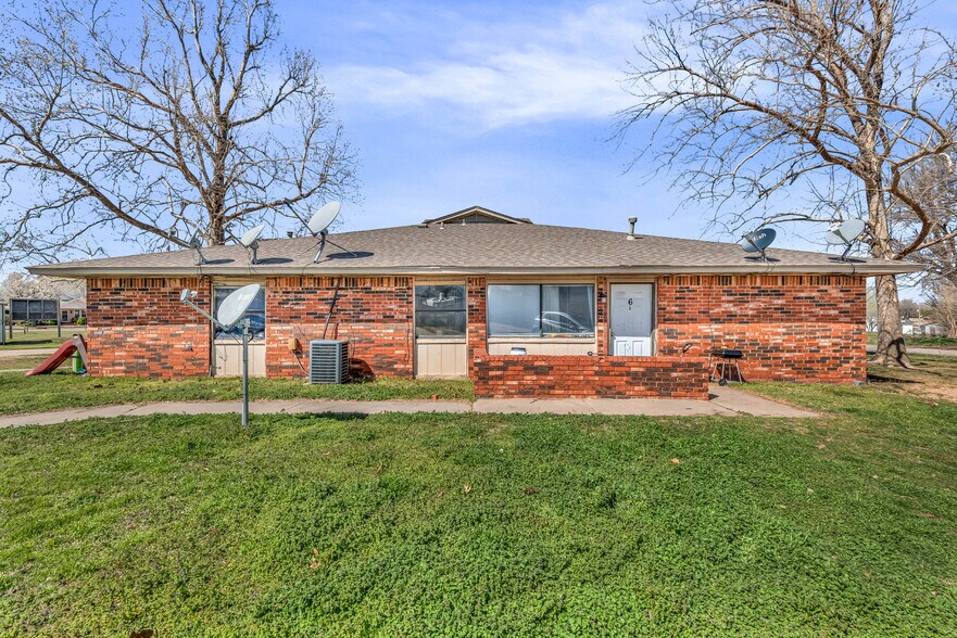 More Photos Of 210 NW North St, Minco Apartments For Sale