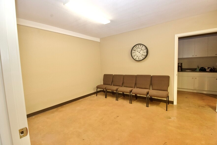 More Photos Of 2320 N Galveston Ave, Pearland Office For Sale
