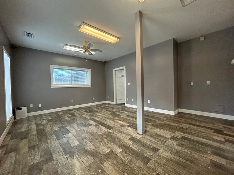 More Photos Of 10430 Fm 1097 Rd W, Willis Freestanding For Lease