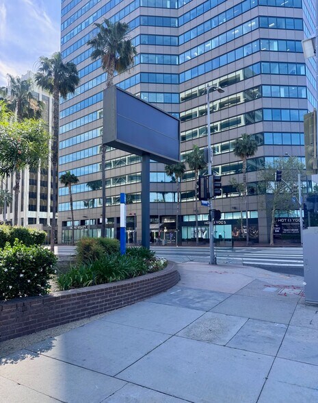 More Photos Of 15255 Ventura Blvd, Sherman Oaks Storefront Retail Office For Lease