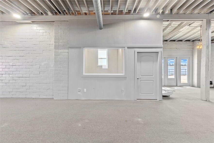 More Photos Of 2301 N Main St, Paris Freestanding For Sale