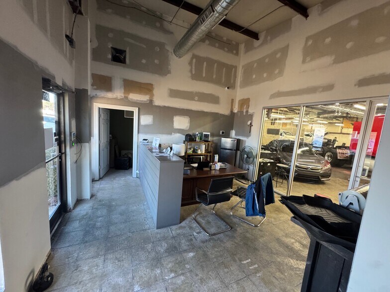 More Photos Of 2370 Covington Cv, Memphis Auto Repair For Lease