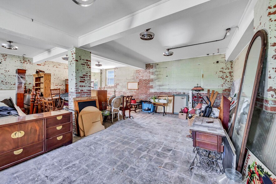 More Photos Of 217 E Aiken Rd, Eden Showroom For Lease