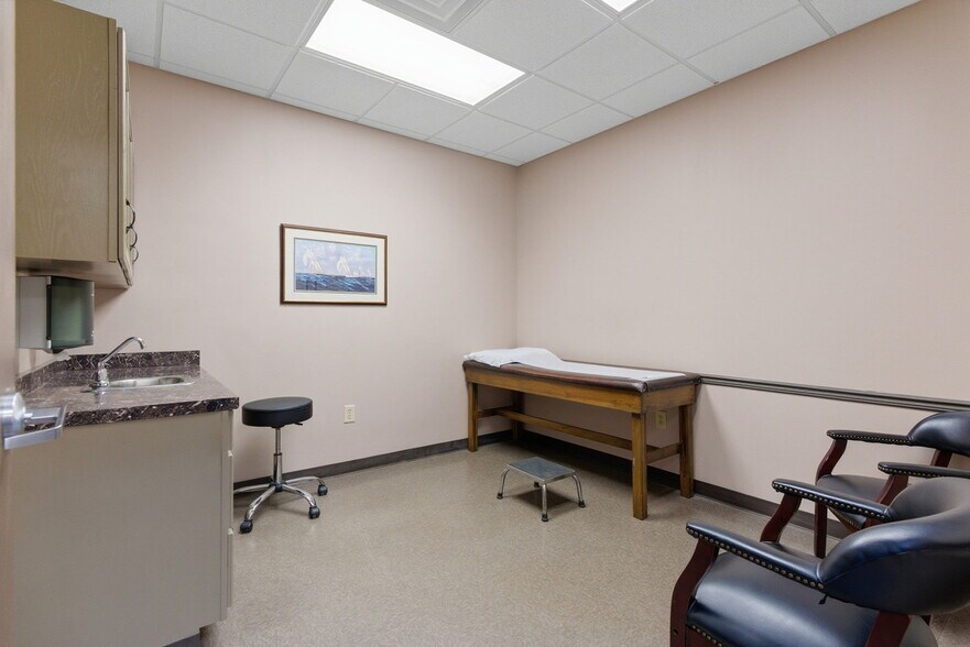 More Photos Of 142 Hampton Ct, Commerce Rehabilitation Center For Sale