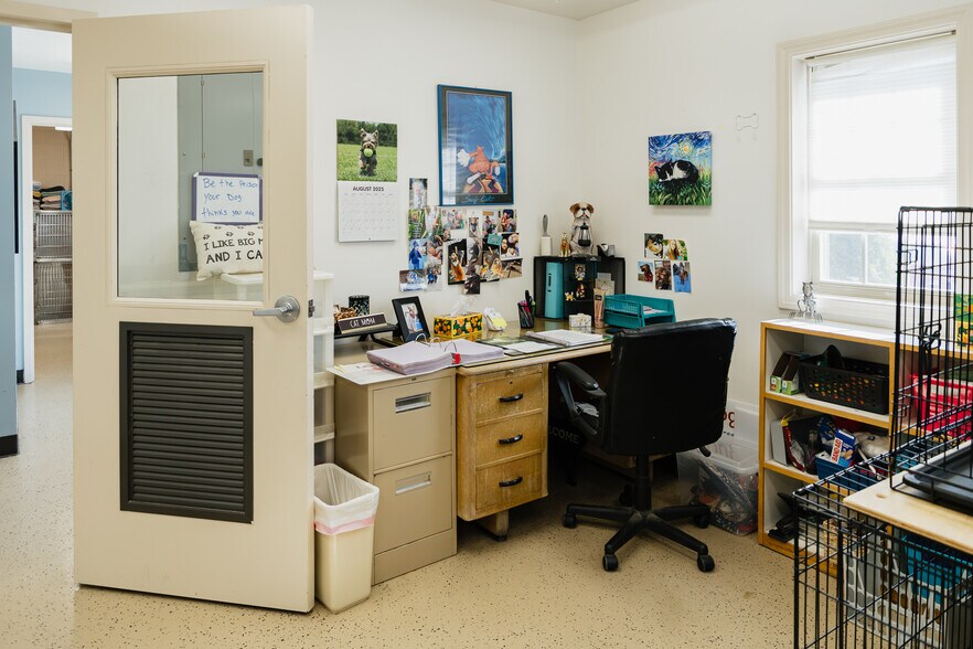 More Photos Of 2502-2514 SW 4th ave, Ontario Veterinarian Kennel For Sale