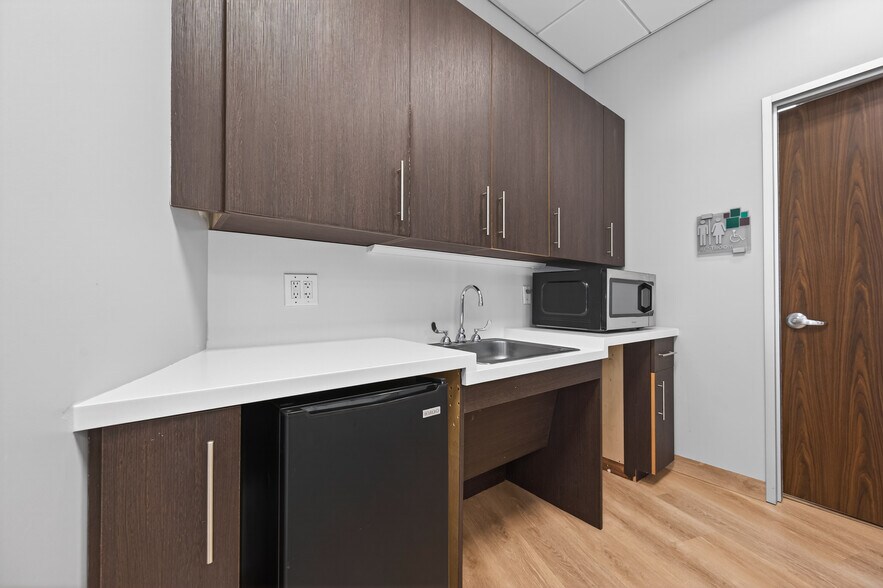 More Photos Of 8350 Ashlane Way, The Woodlands Medical For Lease