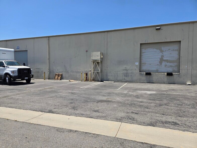 More Photos Of 12882 Pierce St, Pacoima Warehouse For Lease